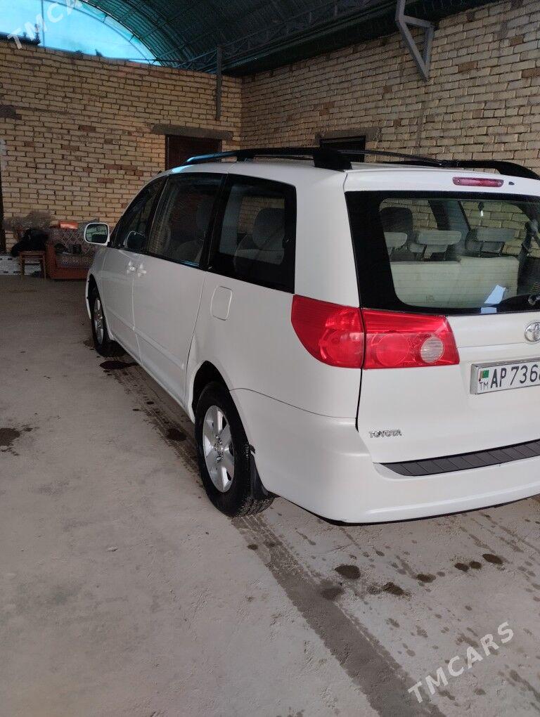 Toyota Sienna 2009 - 222 000 TMT - етр. Туркменбаши - img 3