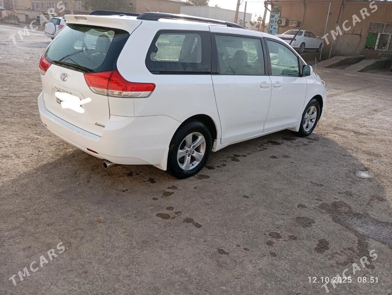Toyota Sienna 2010 - 270 000 TMT - Теджен - img 2
