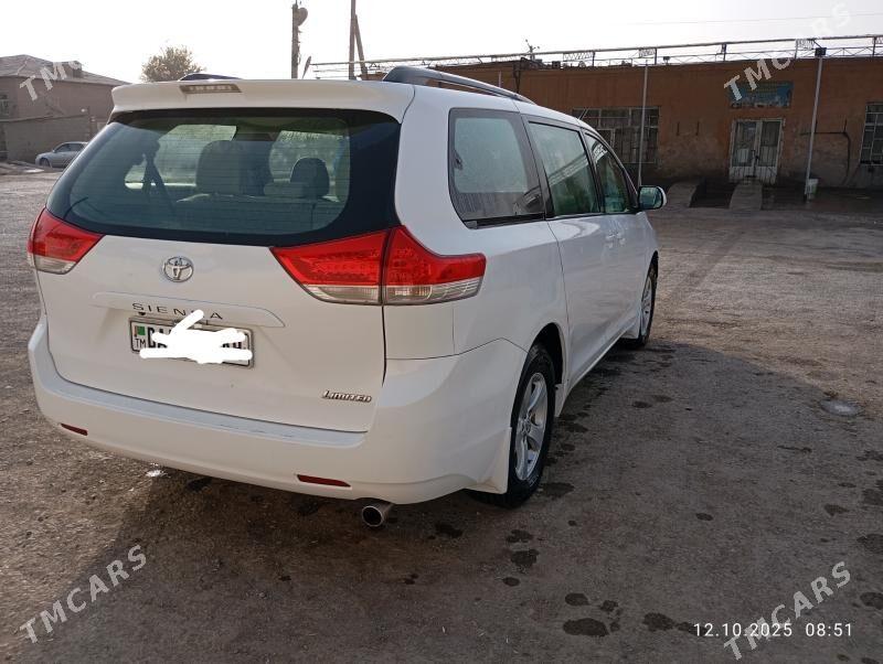 Toyota Sienna 2010 - 270 000 TMT - Теджен - img 3