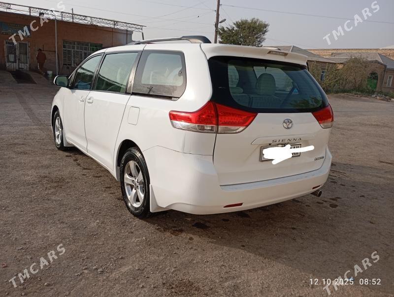 Toyota Sienna 2010 - 270 000 TMT - Теджен - img 5