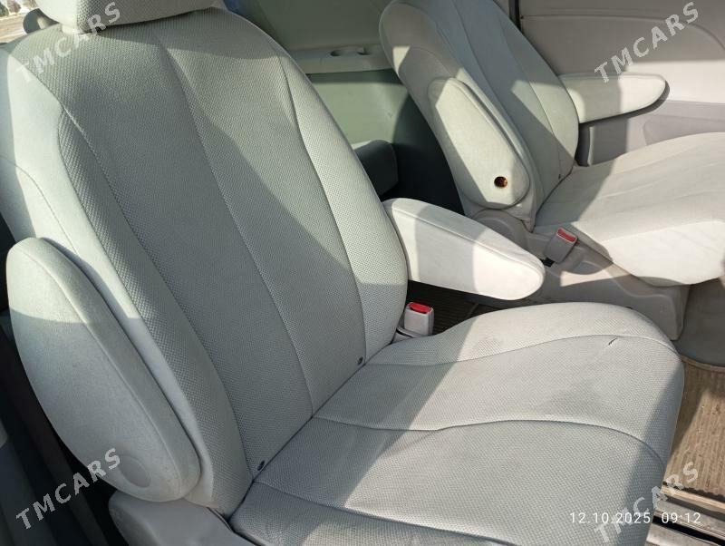 Toyota Sienna 2010 - 270 000 TMT - Теджен - img 7