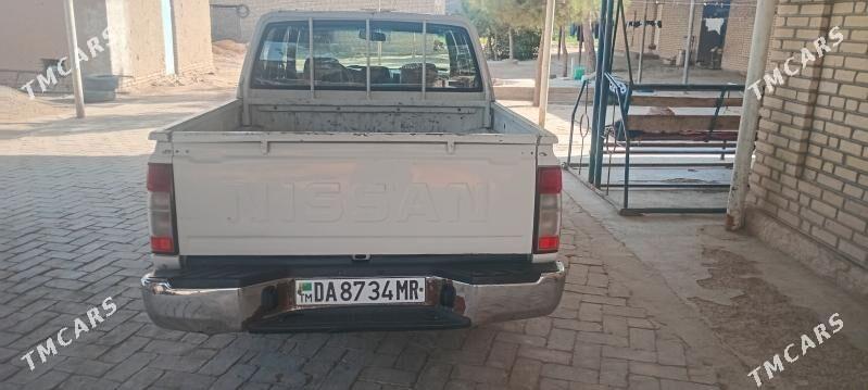 Nissan Navara 2001 - 98 000 TMT - Байрамали - img 4