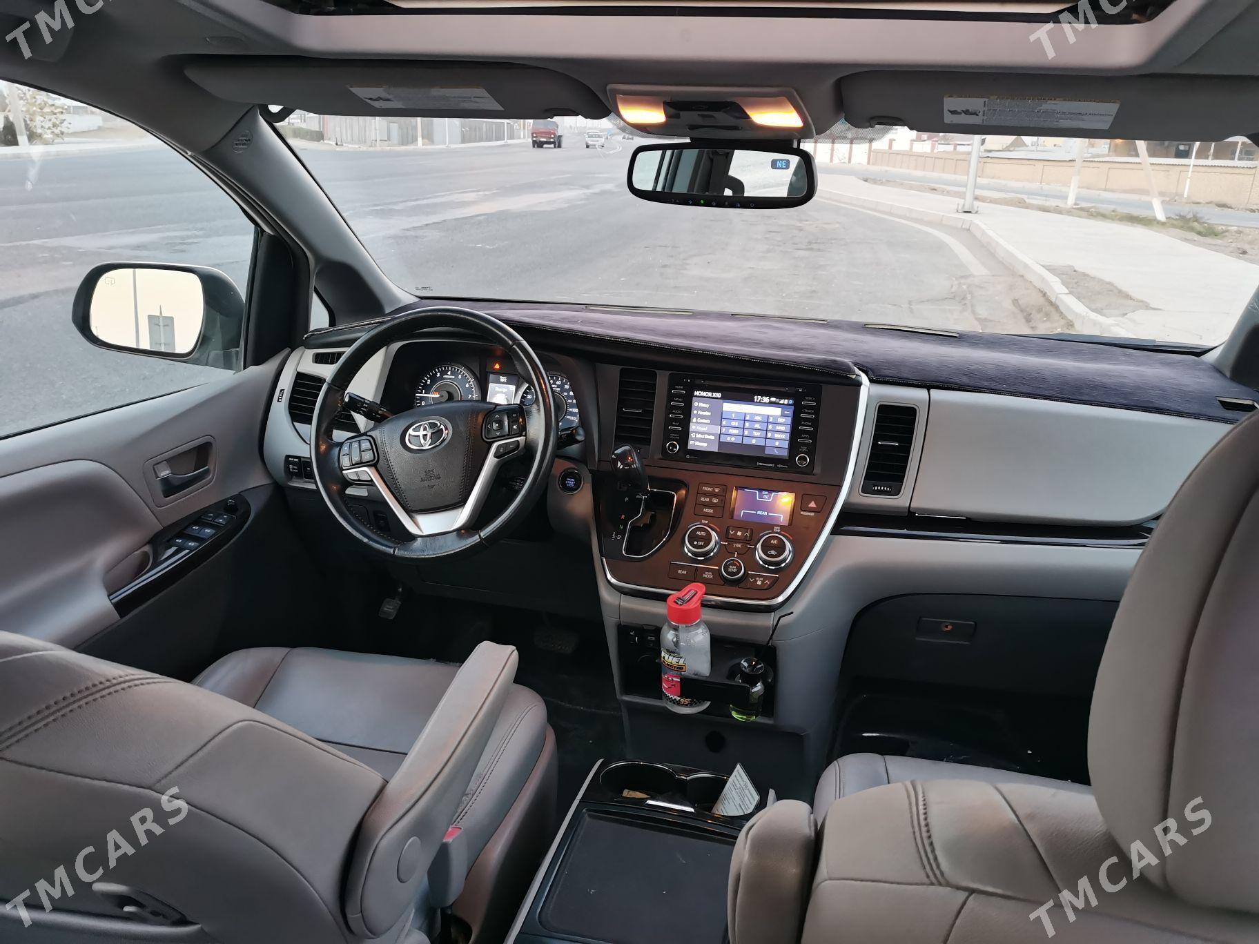 Toyota Sienna 2019 - 385 000 TMT - Байрамали - img 1