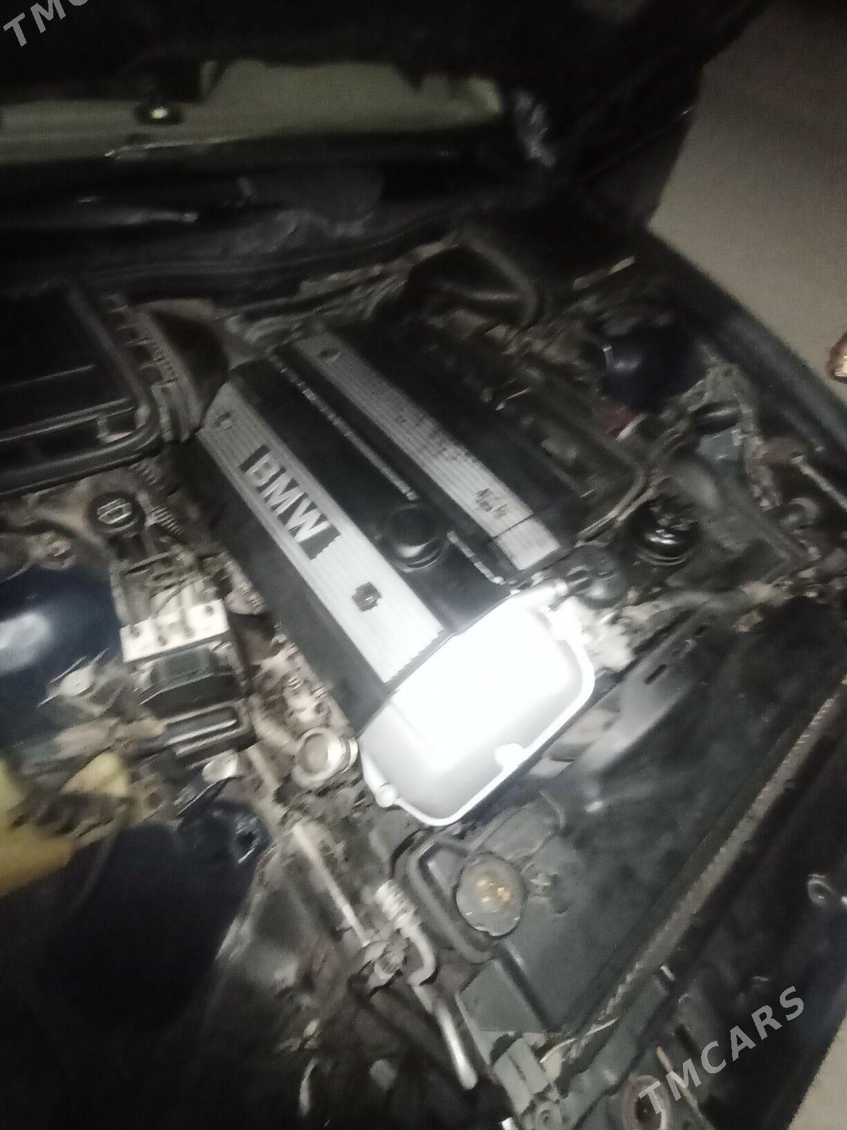 BMW E39 2001 - 135 000 TMT - Türkmenbaşy - img 4