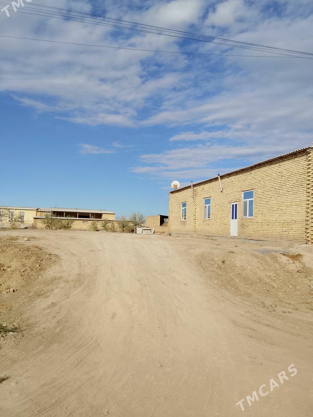 40 yyllyk 16 sotuk 4 komnut - Чарджоу - img 2