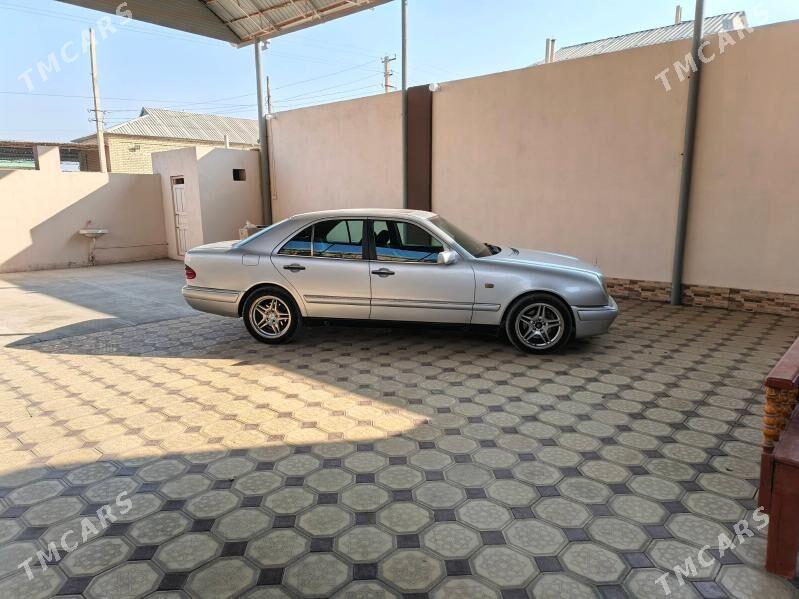 Mercedes-Benz E320 1996 - 70 000 TMT - Мары - img 6