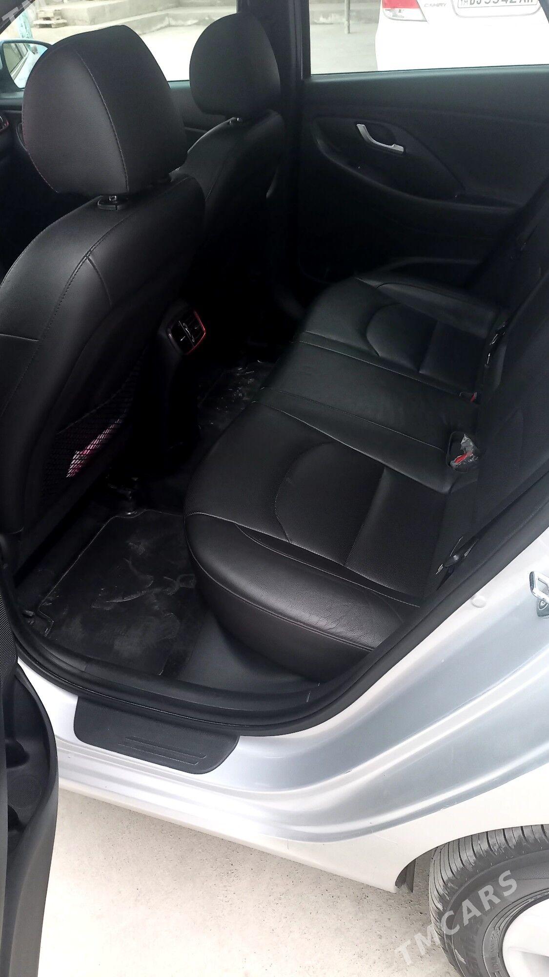 Hyundai Elantra GT 2017 - 185 000 TMT - Бахарден - img 9