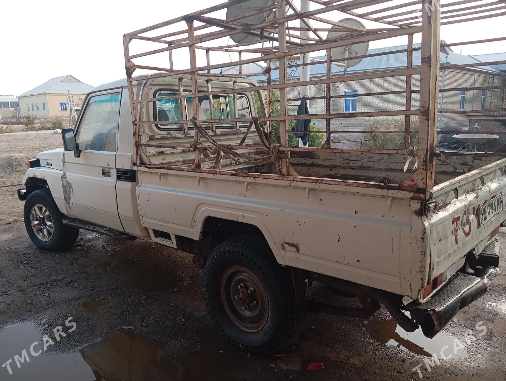 Toyota Hilux 2000 - 120 000 TMT - Сакарчага - img 4