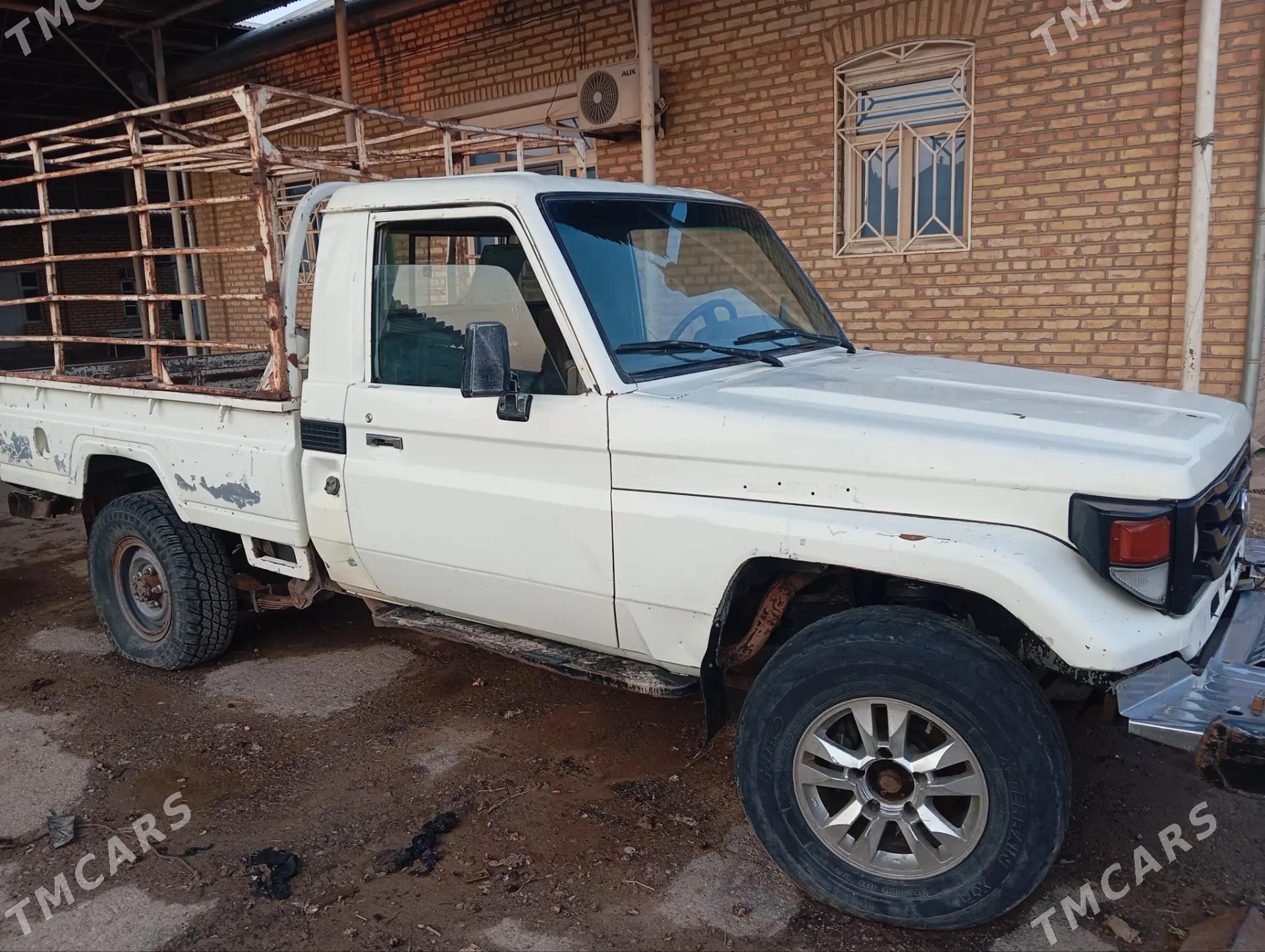 Toyota Hilux 2000 - 120 000 TMT - Сакарчага - img 1
