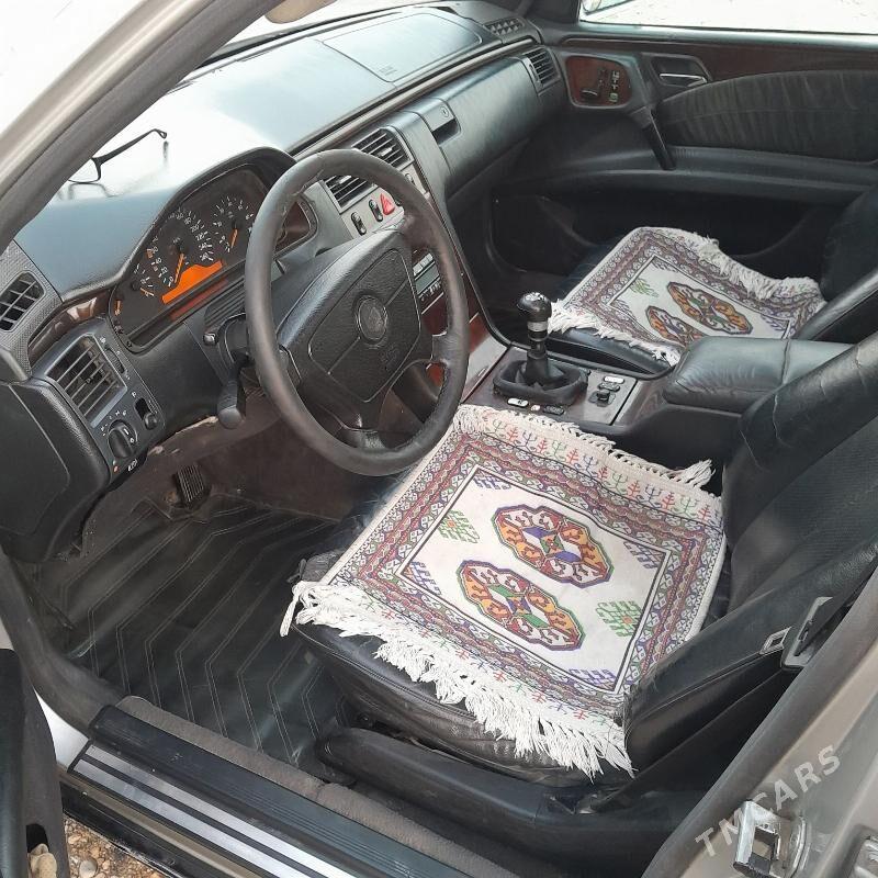 Mercedes-Benz E320 1996 - 60 000 TMT - Gyzylarbat - img 2