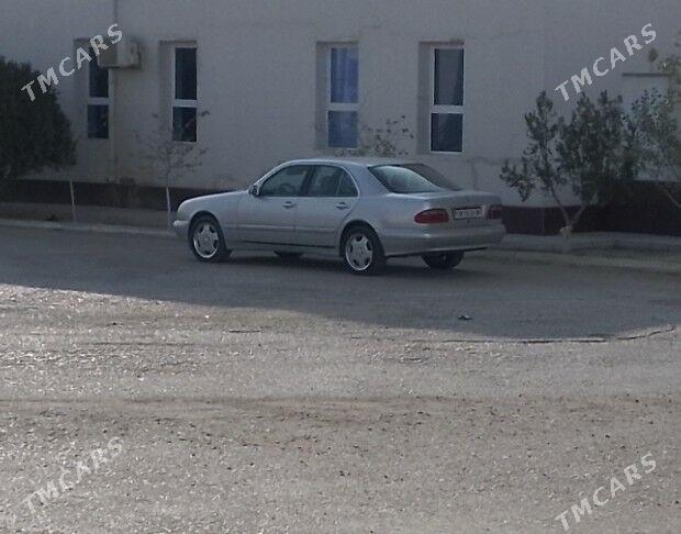 Mercedes-Benz E320 2001 - 90 000 TMT - Гумдаг - img 1