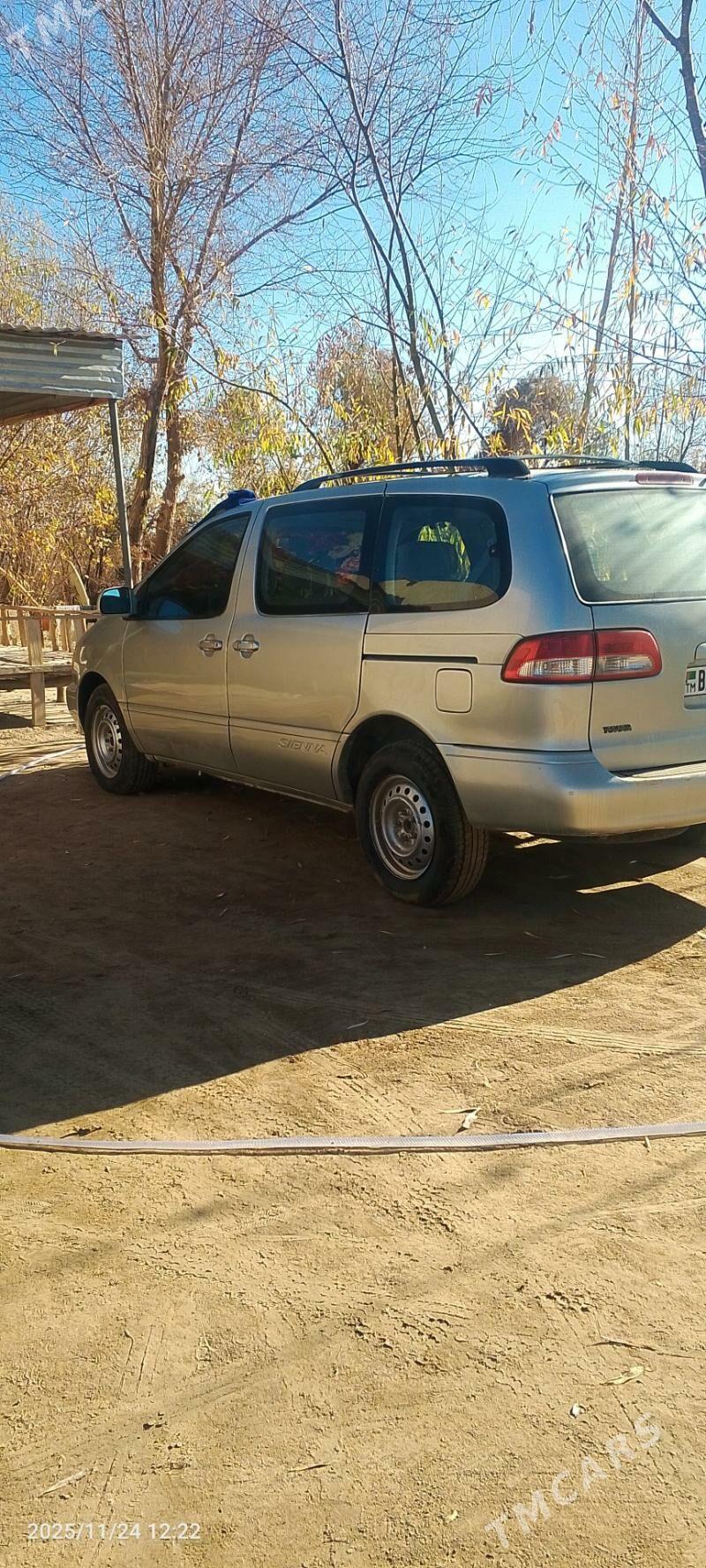 Toyota Sienna 2002 - 200 000 TMT - етр. Туркменбаши - img 1
