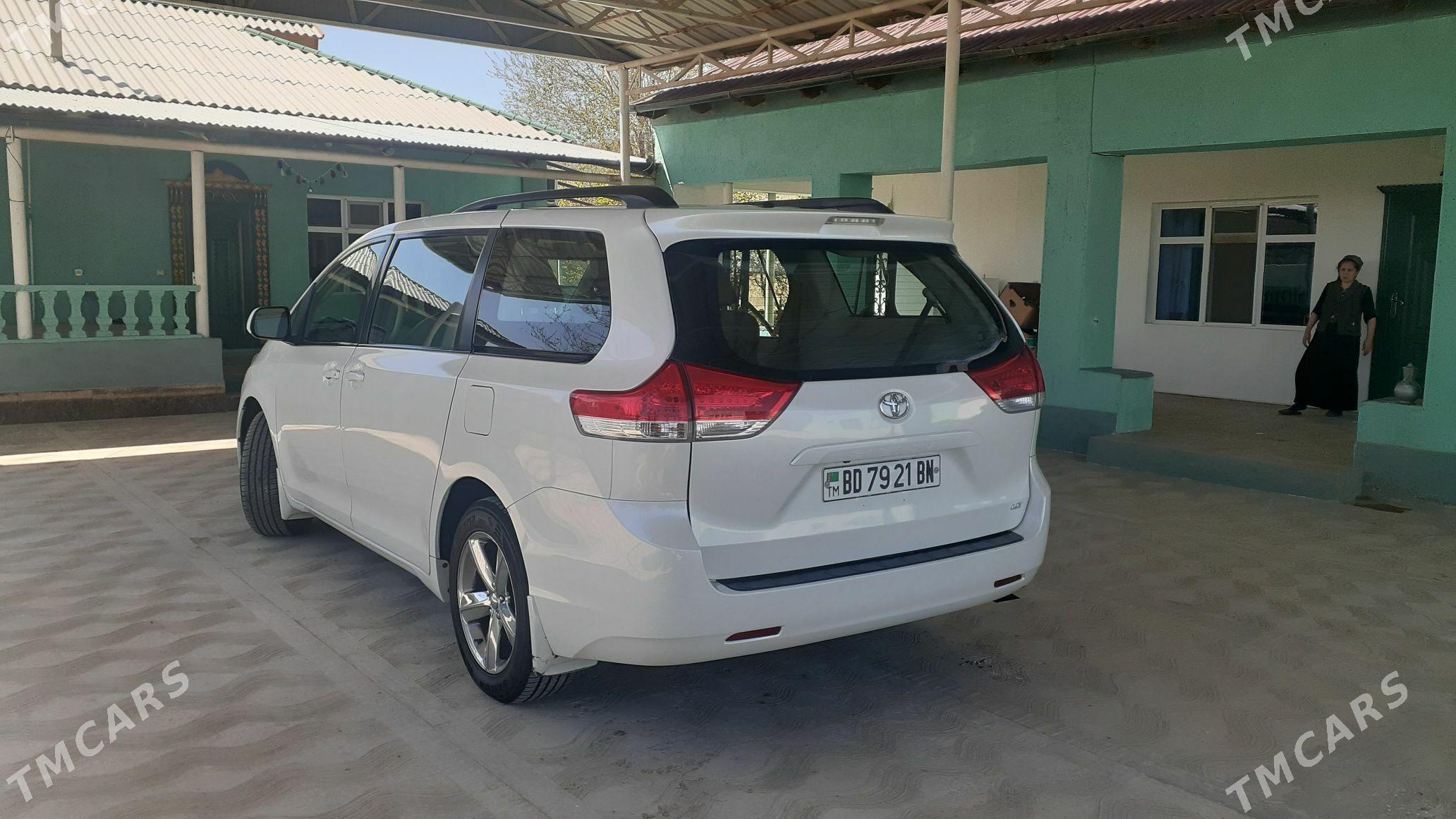 Toyota Sienna 2011 - 300 000 TMT - Bereket - img 2
