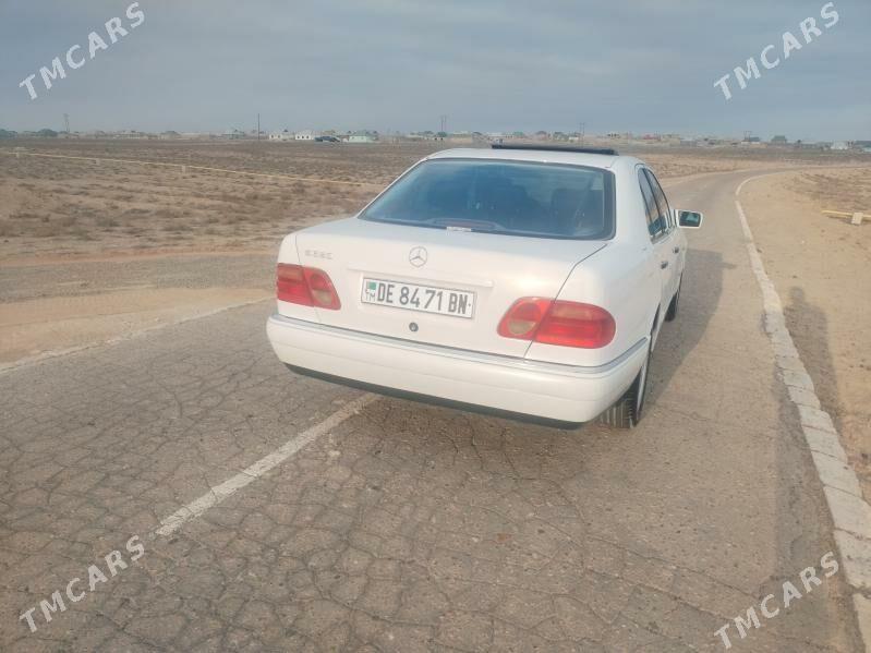 Mercedes-Benz E320 1999 - 150 000 TMT - Туркменбаши - img 4
