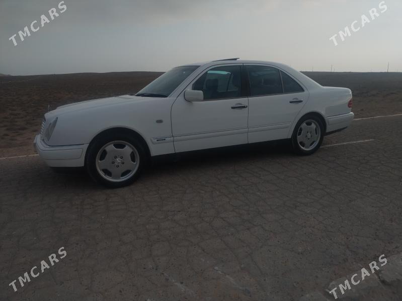 Mercedes-Benz E320 1999 - 150 000 TMT - Туркменбаши - img 3