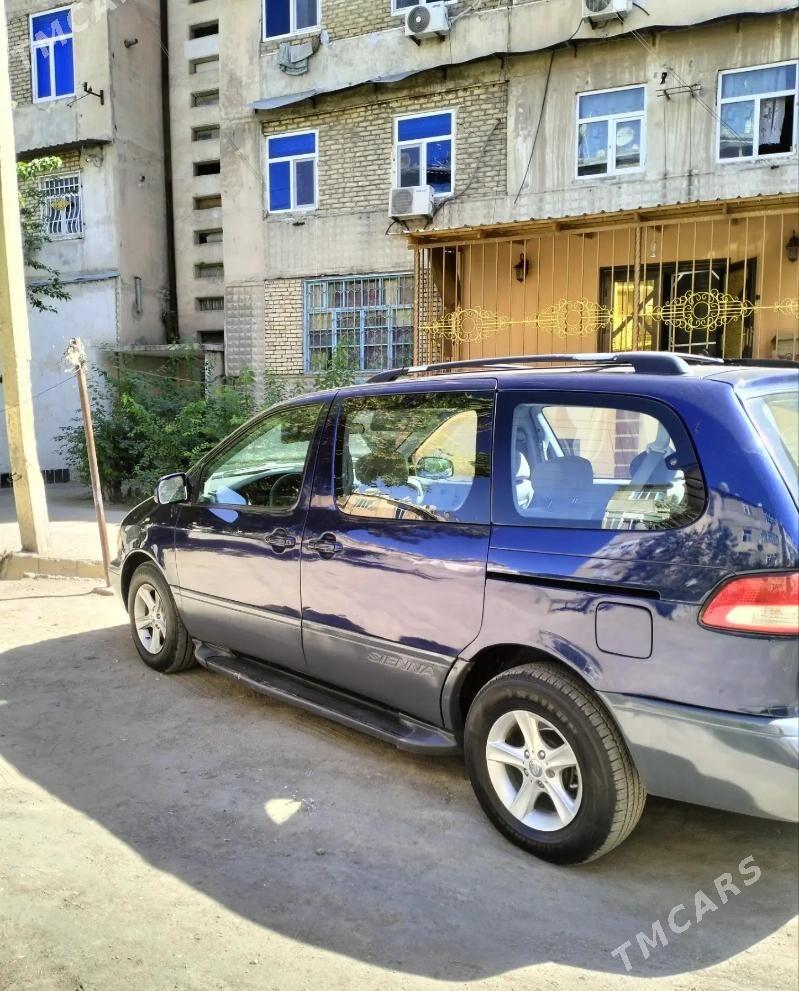 Toyota Sienna 2001 - 170 000 TMT - Köneürgenç - img 2