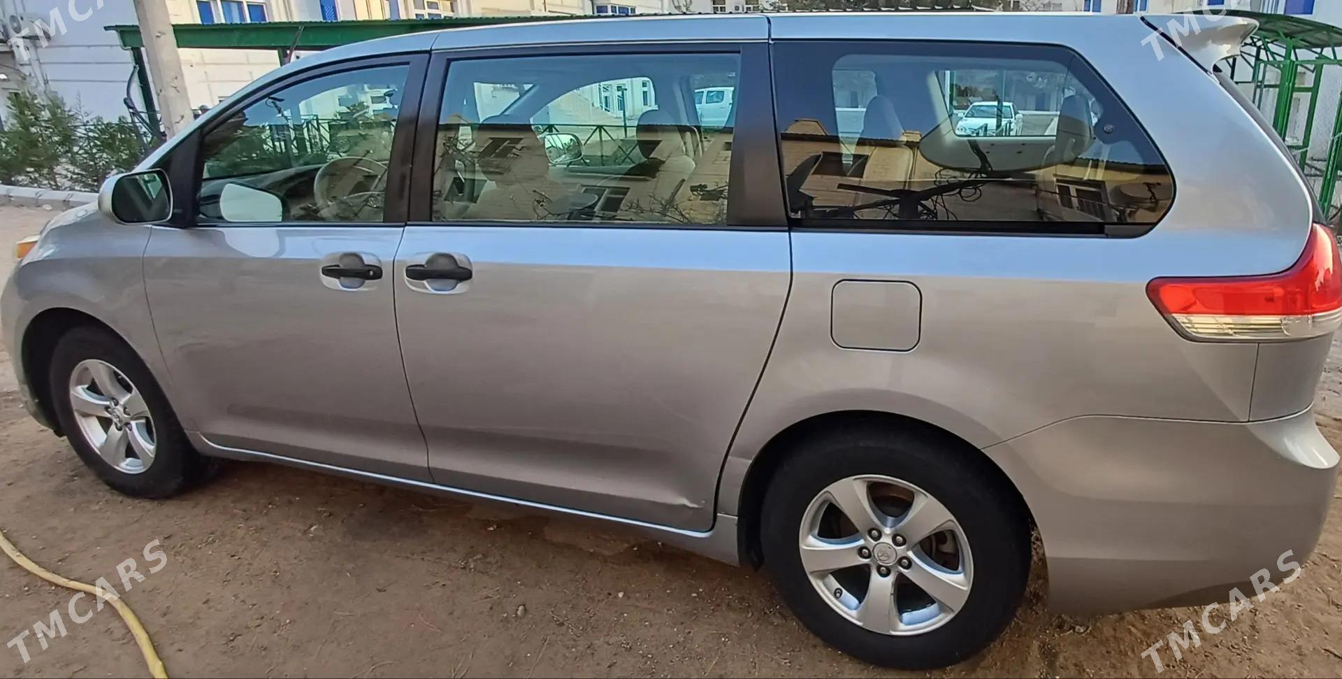 Toyota Sienna 2011 - 295 000 TMT - Туркменбаши - img 4