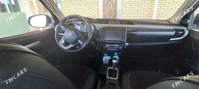 Toyota Hilux 2023 - 625 000 TMT - Серахс - img 3