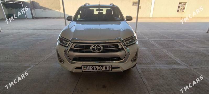Toyota Hilux 2023 - 625 000 TMT - Серахс - img 4