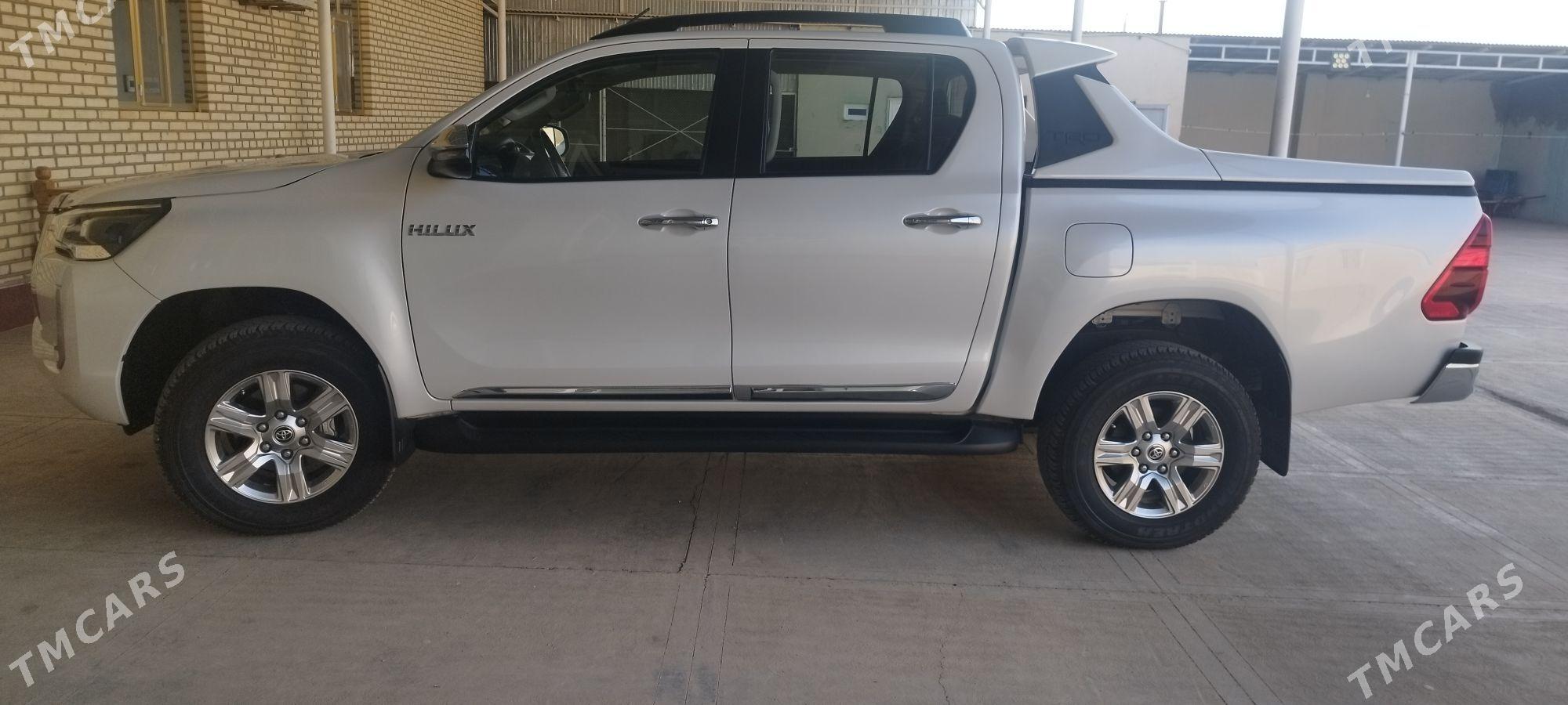 Toyota Hilux 2023 - 625 000 TMT - Серахс - img 7