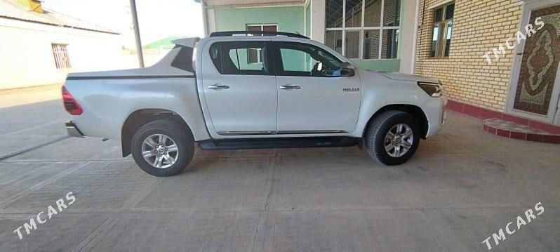 Toyota Hilux 2023 - 625 000 TMT - Серахс - img 9