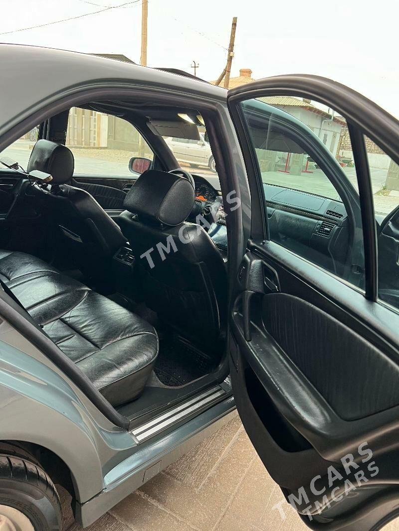 Mercedes-Benz C320 1999 - 110 000 TMT - Балканабат - img 3