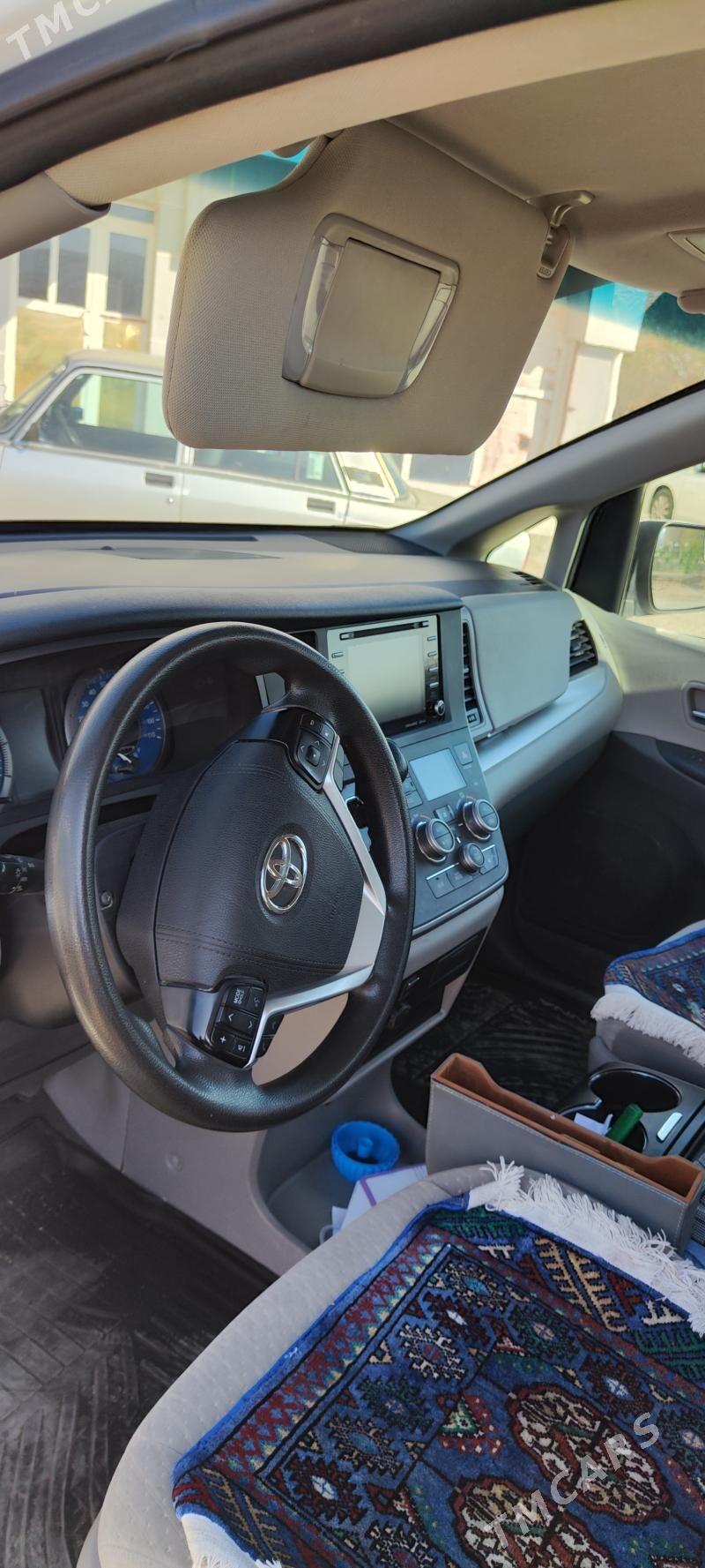 Toyota Sienna 2019 - 350 000 TMT - Гызыларбат - img 4