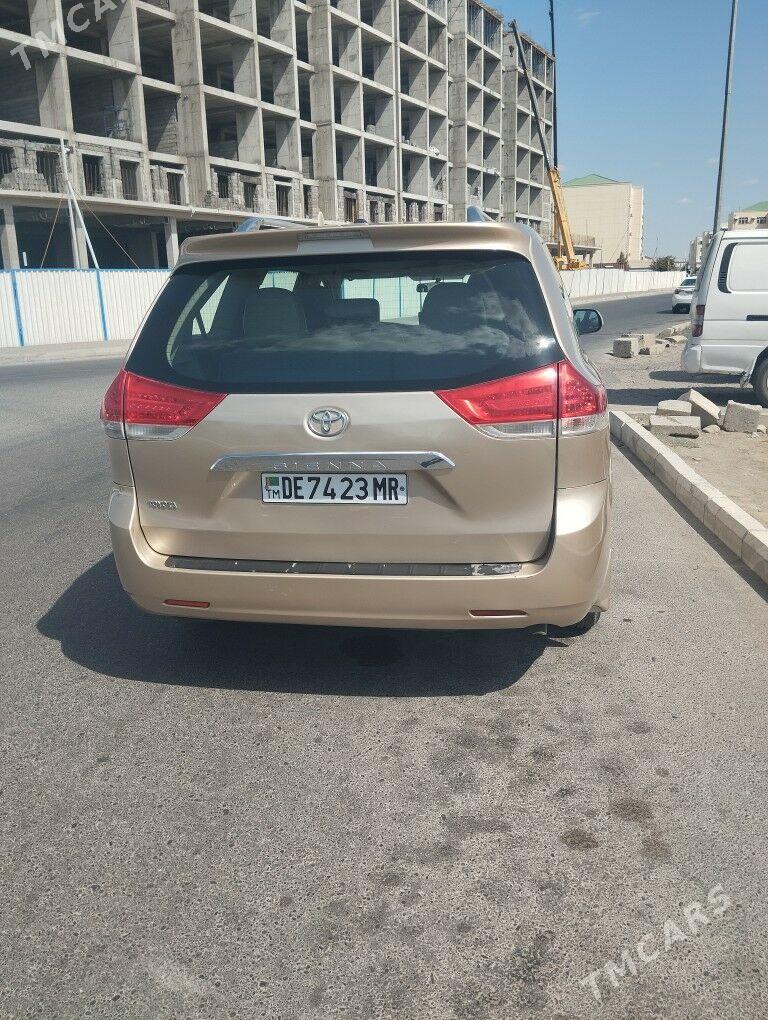 Toyota Sienna 2011 - 300 000 TMT - Туркменгала - img 6