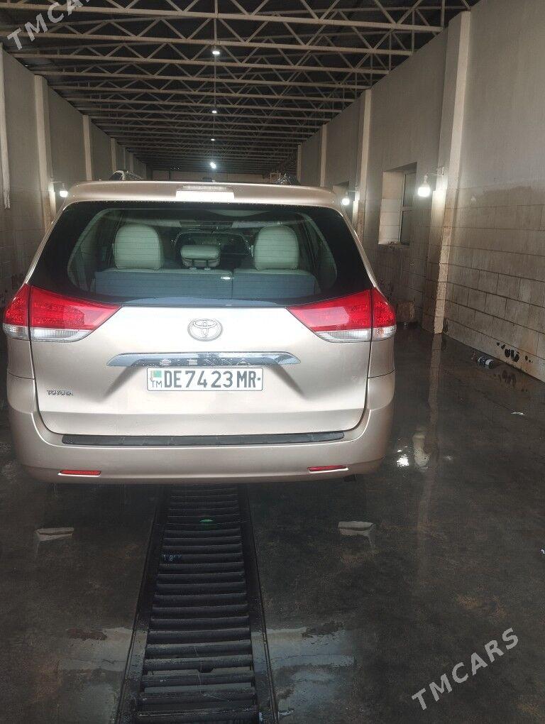 Toyota Sienna 2011 - 300 000 TMT - Туркменгала - img 7