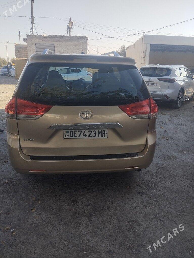 Toyota Sienna 2011 - 300 000 TMT - Туркменгала - img 3