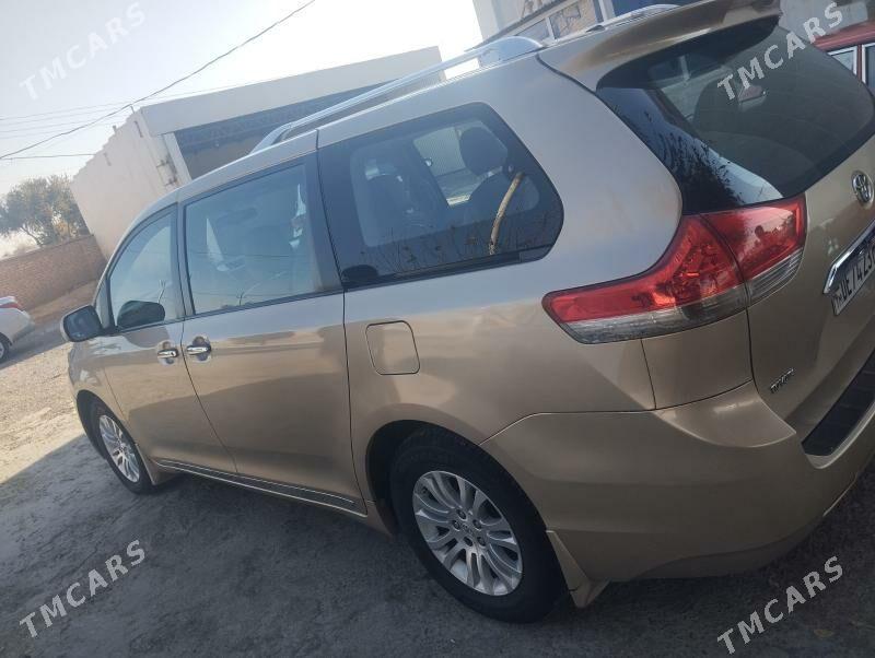 Toyota Sienna 2011 - 300 000 TMT - Туркменгала - img 2
