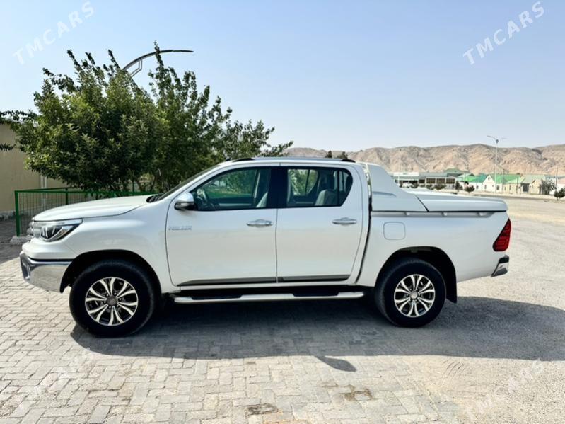 Toyota Hilux 2018 - 500 000 TMT - Türkmenbaşy - img 3