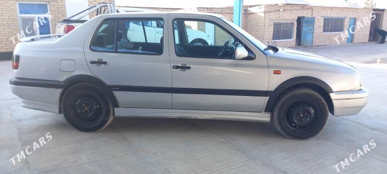 Volkswagen Jetta 1993 - 39 000 TMT - Кака - img 1