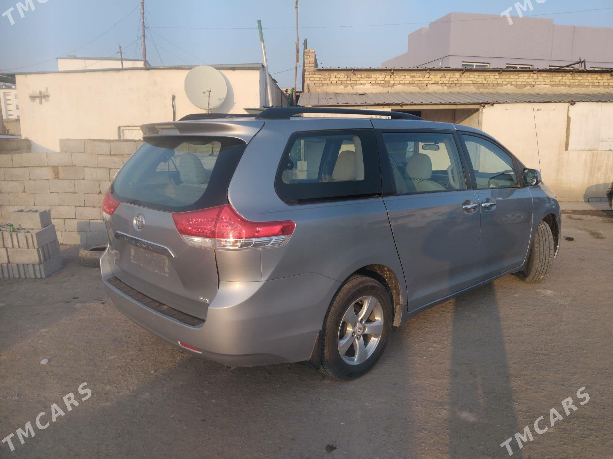 Toyota Sienna 2011 - 300 000 TMT - Гурбансолтан Едже - img 3