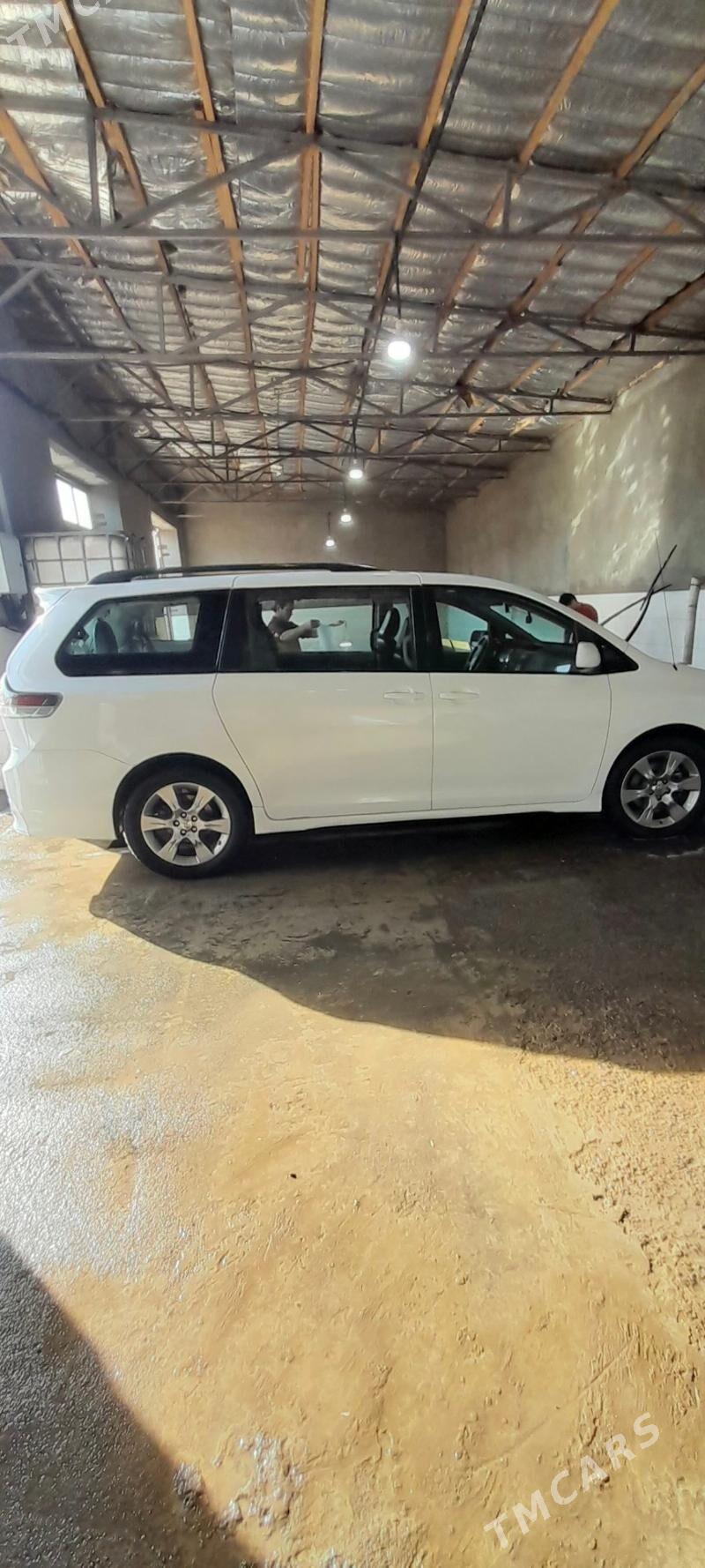 Toyota Sienna 2010 - 285 000 TMT - Гороглы (Тагта) - img 4