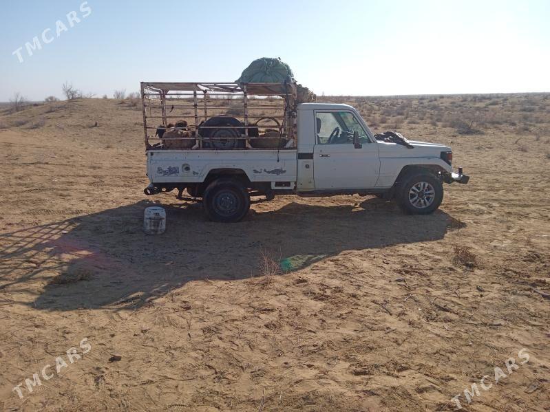 Toyota Hilux 2000 - 130 000 TMT - Сакарчага - img 7