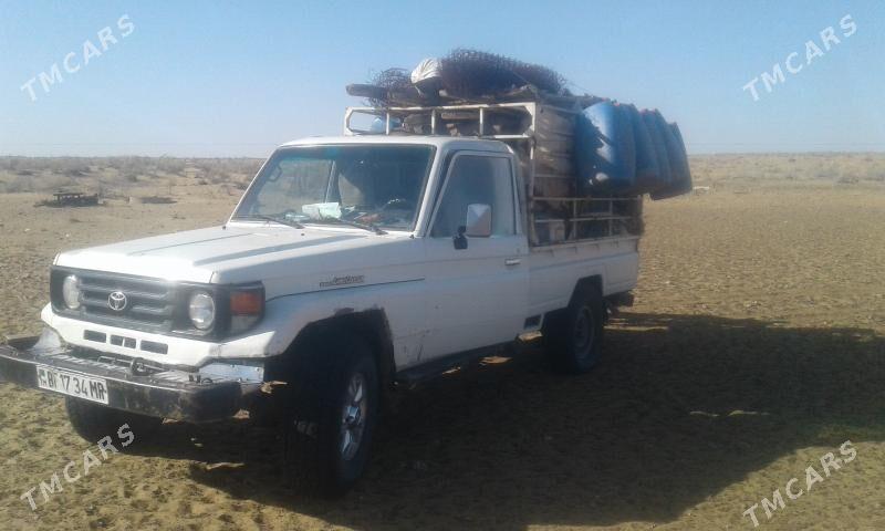 Toyota Hilux 2000 - 130 000 TMT - Сакарчага - img 8