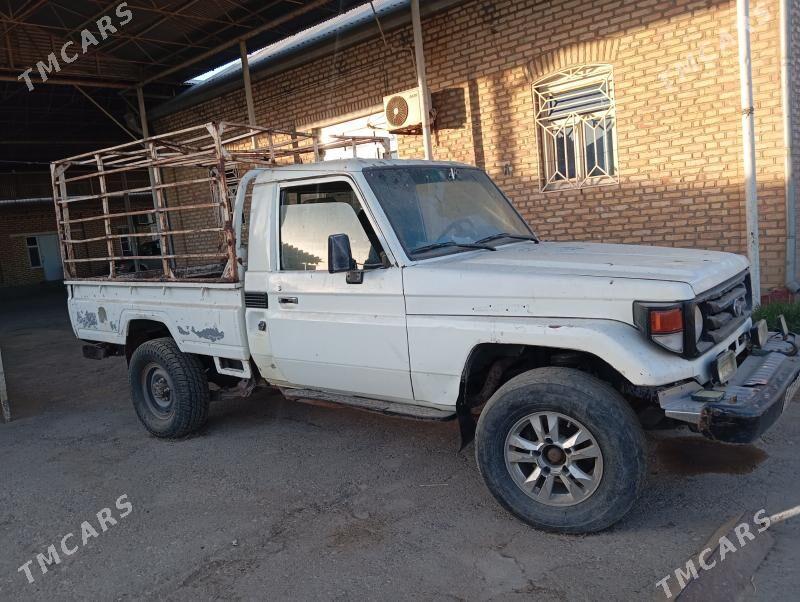 Toyota Hilux 2000 - 130 000 TMT - Сакарчага - img 3