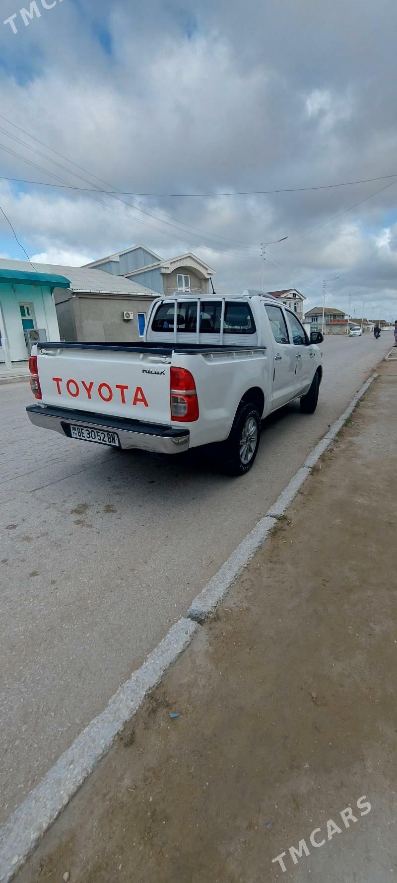 Toyota Hilux 2013 - 290 000 TMT - Эсенгулы - img 3