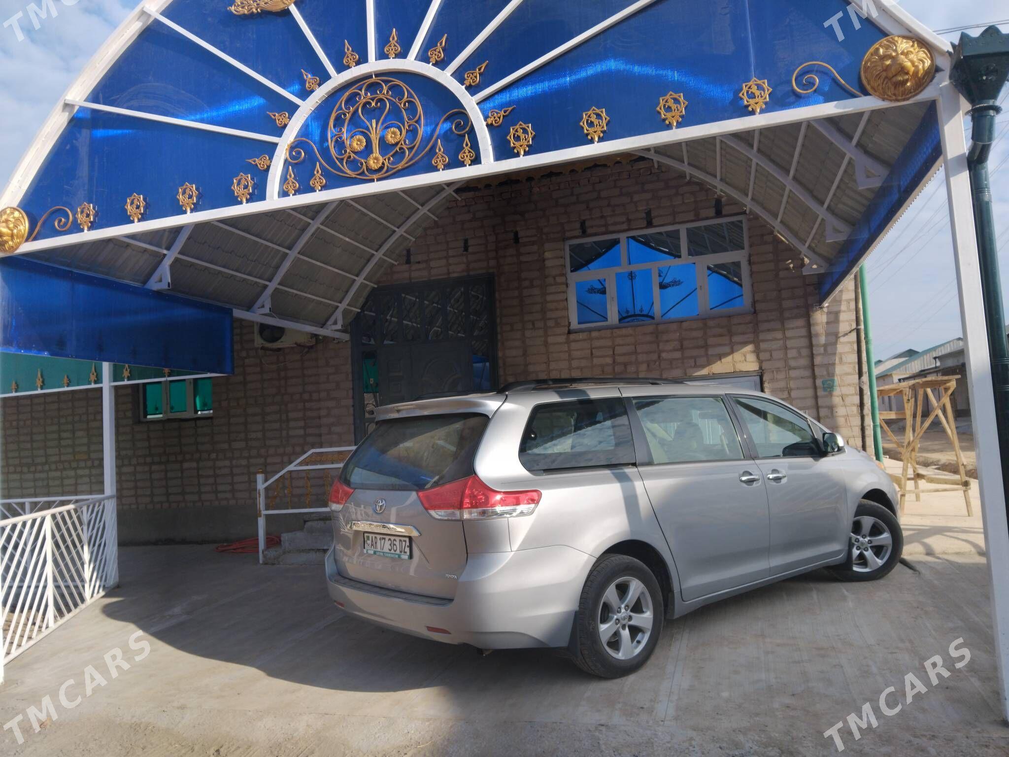 Toyota Sienna 2011 - 300 000 TMT - Gurbansoltan Eje - img 2