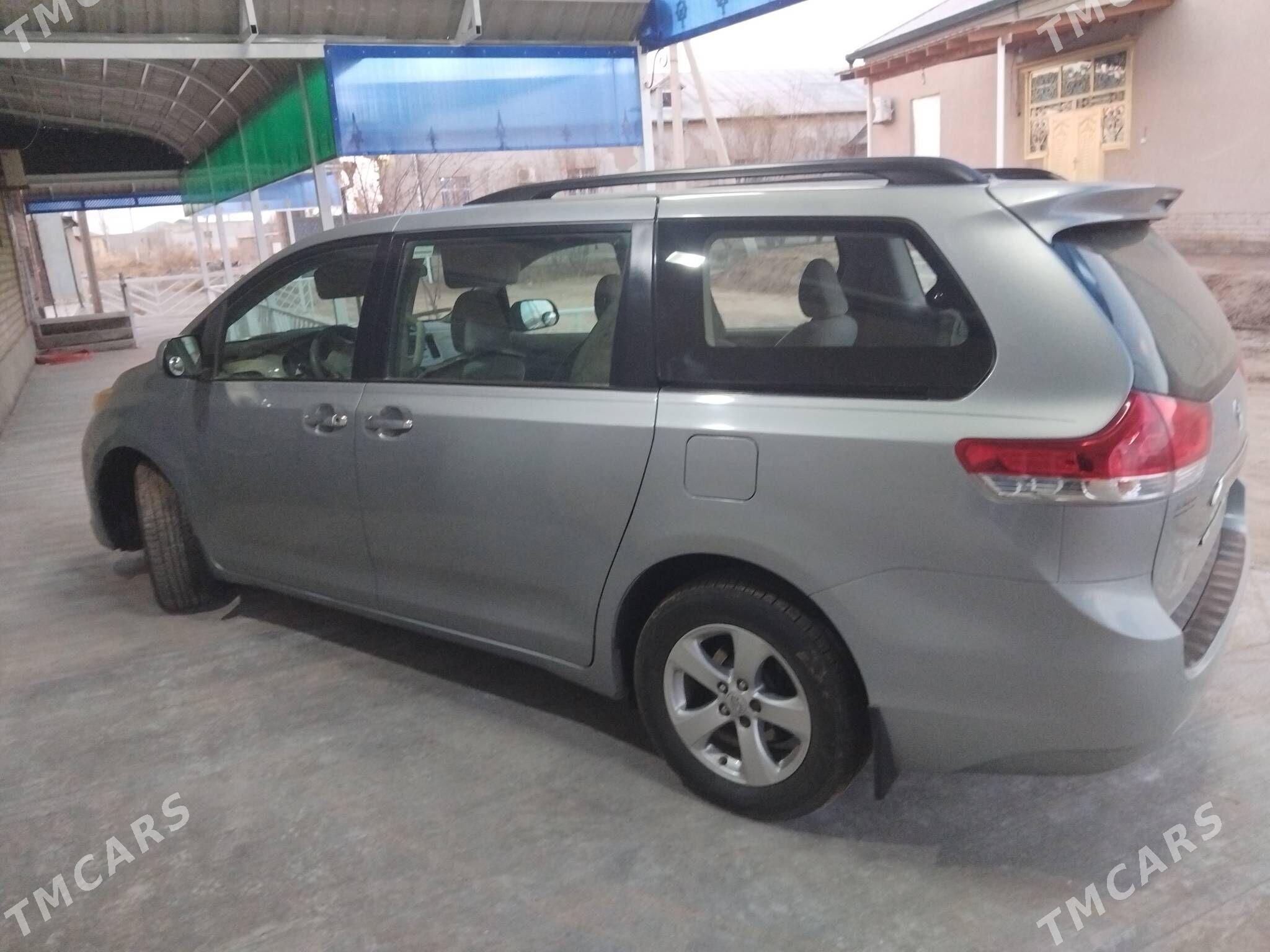 Toyota Sienna 2011 - 300 000 TMT - Gurbansoltan Eje - img 3