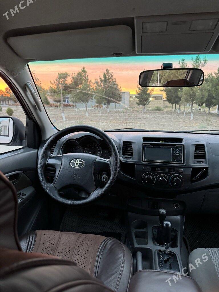 Toyota Hilux 2014 - 290 000 TMT - Саят - img 6