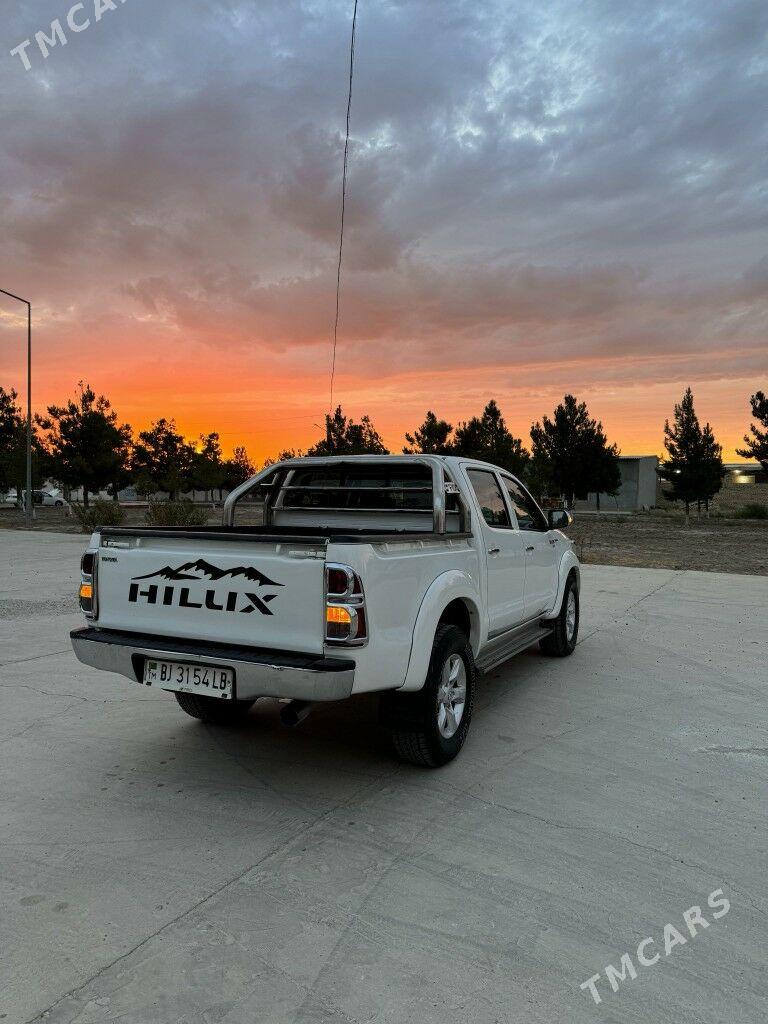 Toyota Hilux 2014 - 290 000 TMT - Саят - img 4