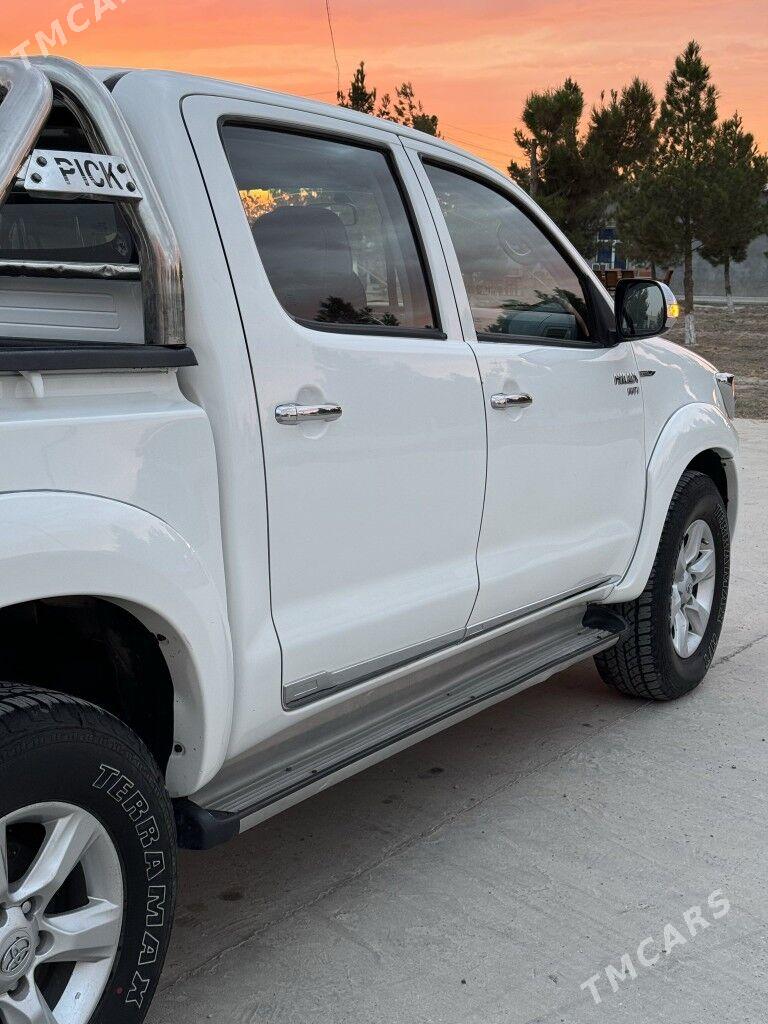 Toyota Hilux 2014 - 290 000 TMT - Саят - img 5