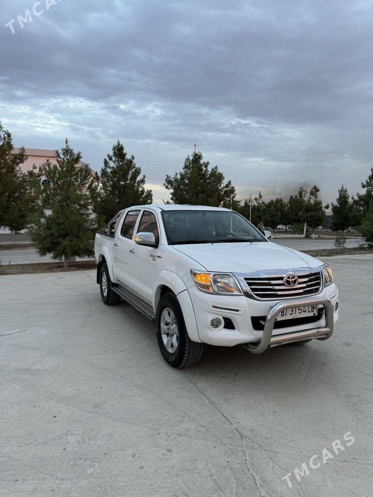 Toyota Hilux 2014 - 290 000 TMT - Саят - img 3
