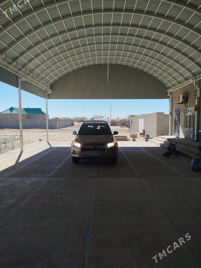 Toyota RAV4 2010 - 250 000 TMT - Ак-Бугдайский этрап - img 4