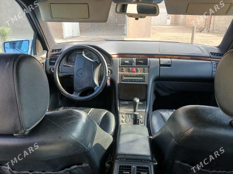Mercedes-Benz E320 1997 - 75 000 TMT - Гумдаг - img 2