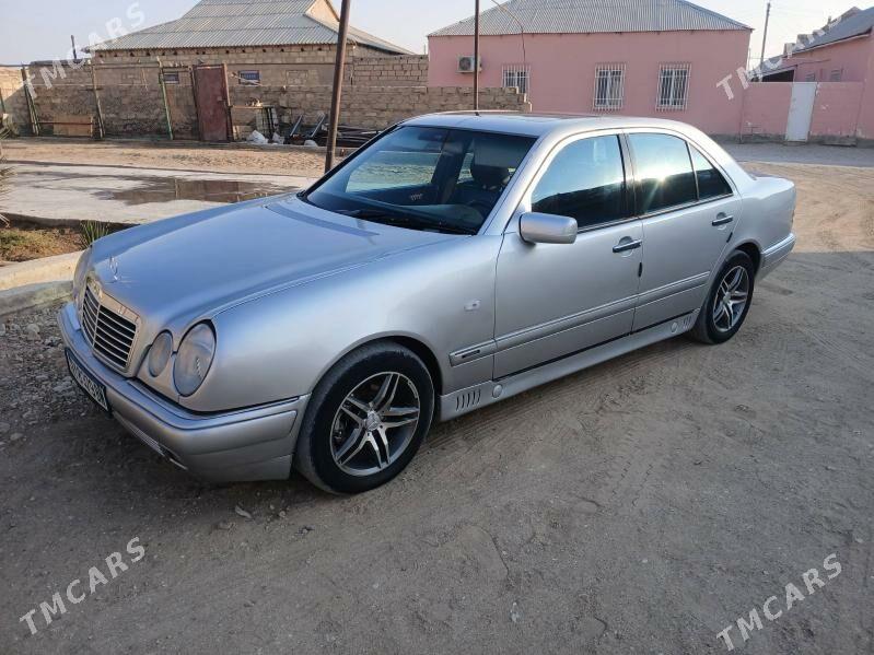 Mercedes-Benz E320 1997 - 75 000 TMT - Гумдаг - img 3