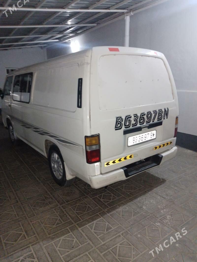 Nissan Urvan 1999 - 70 000 TMT - Балканабат - img 3