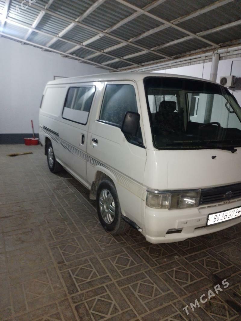Nissan Urvan 1999 - 70 000 TMT - Балканабат - img 4